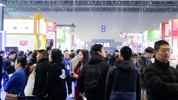 往届现场：非遗手作展位前观众驻足围观